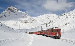 Línea de Bernina Express en Suiza. Fuente: Wikimedia Commons.