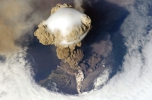 El experimento imitará las nubes de partículas de sulfato que emiten los volcanes en erupción. Fuente: Wikimedia Commons.