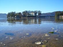 La isla desde Cesantes. Fuente: Wikimedia Commons. La isla desde Cesantes. Fuente: Wikimedia Commons.