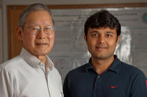 El ingeniero químico George Hirasaki (izquierda) y el estudiante graduado Sayantan Chatterjee (derecha). Fuente: Jeff Fitlow/Rice University.