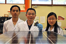 De izquierda a derecha, Wang Yuzhan, Xie Xian y Wang Qian, desarrolladores de las membranas. Fuente: Universidad Nacional de Singapore.