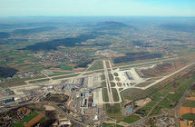 Vista aérea del aeropuerto de Zúrich. Fuente: Wikimedia Commons.