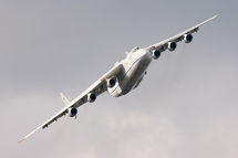 El avión de transporte comercial más grande del mundo: el Antonov An-225. Fuente: Wikimedia Commons.
