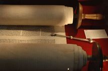 Rollo de la Torá abierto para un servicio litúrgico en una sinagoga. Fuente: Wikimedia Commons.