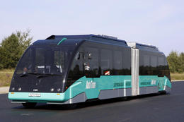 AutoTram, un vehículo eléctrico para transporte público que combina características de un tranvía y de un autobús. Foto: Ingo Daute. Fuente: Fraunhofer-Gesellschaft.