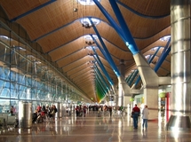Zona de preembarque de la Terminal 4 y galería comercial del aeropuerto de Madrid-Barajas. Fuente: Wikimedia Commons.