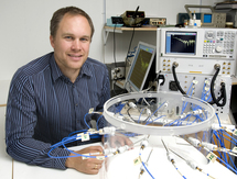 El profesor Andreas Fhager y su tomografía de microondas. Fuente: Chalmers.