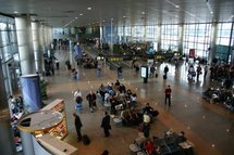 Zona de embarque Terminal 3 del Aeropuerto de Madrid-Barajas. Fuente: Wikimedia Commons.