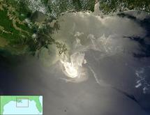 Imagen de satélite del derrame de la plataforma petrolífera Deepwater Horizon en el Golfo de México. Fuente: Wikimedia Commons.