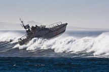 Un barco guardacostas se enfrenta a grandes olas. Fuente: Mike Baird.