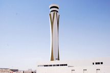 Torre de Control del Tráfico Aéreo del Aeropuerto Internacional Al Maktoum de Dubái. Fuente: Wikimedia Commons.
