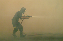 Bombero en un incendio forestal. Fuente: Wikimedia Commons.