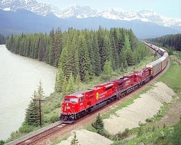 Los operadores canadienses apuestan por formaciones de mayor extensión y por el uso del gas natural para optimizar la eficiencia del transporte de mercancías por ferrocarril. Fuente: Merlin Archive / The Calgary Herald.