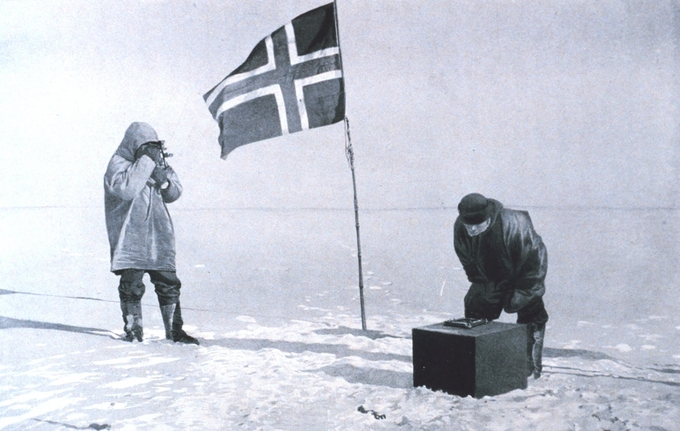 Roald Amundsen llega al Polo Sur. Fuente: Wikimedia Commons.