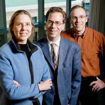 De izquierda a derecha: Nancy Sottos, Scott White y Jeffrey Moore, autores del avance. Fuente: Universidad de Illinois.