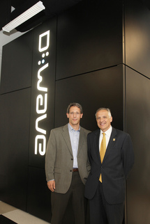 El profesor Daniel Lidar (izq.) y el decano de USC Viterbi, Yannis c. Yortsos (dcha) ante el nuevo ordenador cuántico. Fuente: Ziva Santop. USC