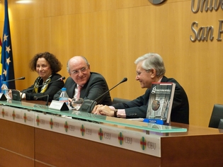 Eduardo Olier (dcha.) junto a Carlos Romero, presidente del CEU, y Ana Palacio, ex ministra Asuntos Exteriores, en la presentación del libro en Madrid.