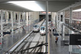 Interior de la estación del tren de alta velocidad AVE de Atocha (Madrid). Fuente: DAve, A.