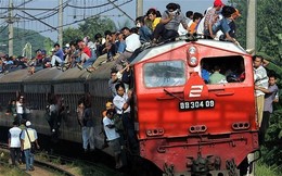 Indonesia: muchos eligen viajar en los techos de los trenes para escapar del hacinamiento en los vagones, sobretodo en las horas pico. Imagen: REUTERS / Beawiharta.