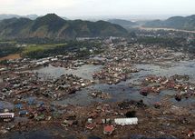 Pueblo en la costa de Sumatra en ruinas debido al tsunami de 2004. Fuente: Wikimedia Commons.