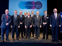 Los directivos de la Comisión Europea en el marco de la entrega de premios de los European Railway Awards 2012, entre ellos Siim Kallas. Fuente: railwaygazette.com