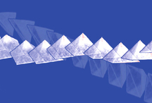 Ilustración de una pirámide de papel flotando en el aire. Fuente: NYU.