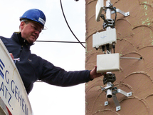 Un investigador coloca una antena de red WiBACK. Fuente: Fraunhofer FOKUS.