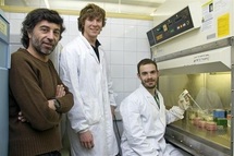 El investigador Raul Castaño, a la izquierda, con los estudiantes Francesc Alonso y Ignasi Esteban, que han participado en la investigación. Imagen: Antonio Zamora.