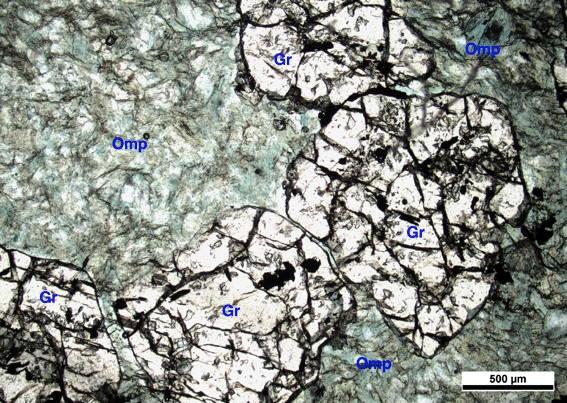 “Vista microscópica de una lámina delgada de onfacitita, una de las rocas alpinas usadas para elaborar hachas en el neolítico analizada en este estudio”. UAB.
