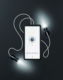 El aparato creado por Valkee contiene en cada auricular un White  LED que produce luz en longitudes de onda cercanas a las de la luz solar. Fuente: Valkee.