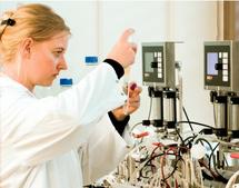 Una investigadora trabaja en los cultivos experimentales con un biorreactor. Fuente: Fraunhofer IGB/Frank Kleinbach.