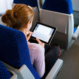 Uno de los adelantos se relacionará con el acceso a todas las nuevas tecnologías de la comunicación a bordo de las unidades ferroviarias. Imagen: railway-technology.com / Shutterstock.