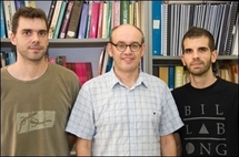 Los investigadores de la UAB Carles Navau, Àlvar Sánchez y Jordi Prat. Foto: UAB