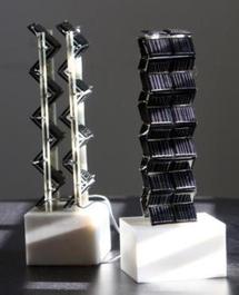 Estas versiones a pequeña escala de paneles fotovoltaicos en tres dimensiones se encuentran entre los modelos analizados por Jeffrey Grossman y su equipo en una azotea del MIT, con el propósito de medir su producción eléctrica real durante todo el día. Imagen: Allegra Boverman. Fuente: MIT.