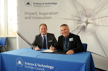 John Womersley de STFC y Simon Pendlebury de IBM en el momento de la firma. Fuente: STFC