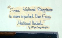 “La Felicidad nacional bruta es más importante que el Producto nacional bruto”, reza este eslogan de la Escuela de Artes y Oficios de Thimphu, en Bután. Fuente: Wikimedia Commons.