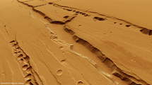 Cadenas de cráteres de subsidencia en Tharsis. ESA