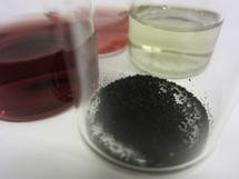 Los investigadores han combinado las nanopartículas de oro (rojo) con nanopartículas de cobre (verde) para formar nanopartículas híbridas cobre-oro (rojo oscuro), que se convirtieron en polvo, para así desarrollar el proceso de conversión del dióxido de carbono en metano. Imagen: Zhichuan Xu. Fuente: MIT.