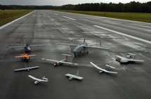 Un grupo de aviones no tripulados en una exhibición. Fuente: U.S. Navy