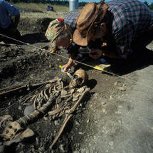 Fotografía de las excavaciones y los restos de un cazador-recolector en Gottland, Suecia. Imagen: Göran Burenhult