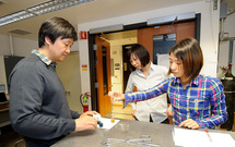 Xiaolin Zheng (centro) y su equipo han descubierto una nueva forma de "decorar" nanocables con recubrimientos de nanopartículas metálicas, que mejoran en gran medida la superficie disponible. Imagen: John Todd. Fuente: Stanford University.
