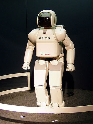 Robot Asimo de Honda. Fuente: Wikimedia Commons.