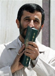 El presidente iraní, Mahmud Ahmadineyad, con el Corán.