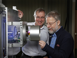 Heinrich Höfler y Harald Wölfelschneider, de izquierda a derecha, con el escáner láser 3D que podría revolucionar el monitoreo y la seguridad de los trenes de carga. Imagen: Dirk Mahler / Fraunhofer-Gesellschaft.