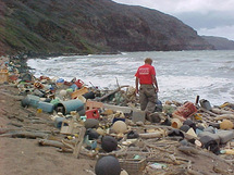 Desechos marinos en la costa de Hawái que son arrojados a las costas por el giro del Pacífico Norte. Fuente: Wikimedia Commons.