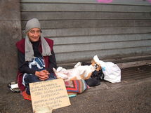 Una mujer sin hogar y su perro en Roma. Fuente: Wikimedia Commons.
