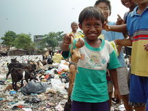 Niños pobres de Yakarta, Indonesia. Fuente: Wikimedia Commons.