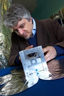 Massimiliano Vasile con un modelo de satélite solar de prueba. Fuente: Universidad de Strathclyde.