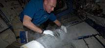 El astronauta André Kuipers controla las muestras de sangre del experimento. Imagen: ESA.