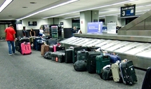 La carga y descarga del equipaje es una de las operaciones de tierra cuya supervisión quiere mejorar la IATA. Fuente: ToastyKen (Flickr)